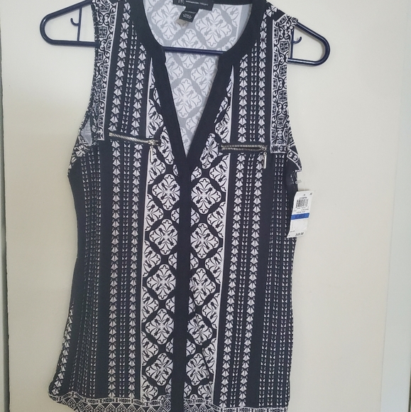 Sleeveless top - Picture 1 of 2